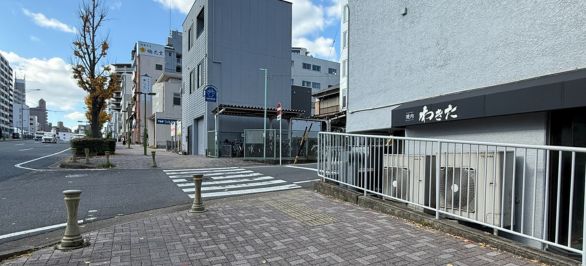 直進してすぐ右に曲がる。