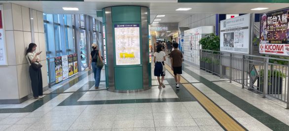 京王線府中駅の南口を出て右にしばらく進みます。