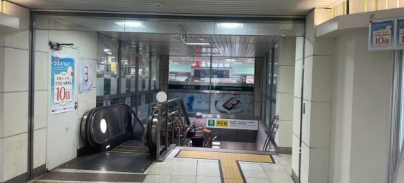 階段を下って地上に出ます。