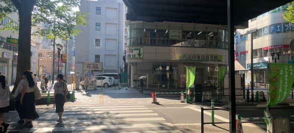 地上に出て目の前の横断歩道を渡り右に曲がり、府中けやき並木通り沿いをしばらく進みます。