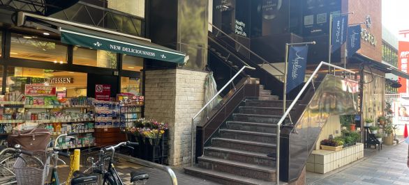 一階がスーパーのビルが目印です。入口は階段を上がってすぐのところにございます。