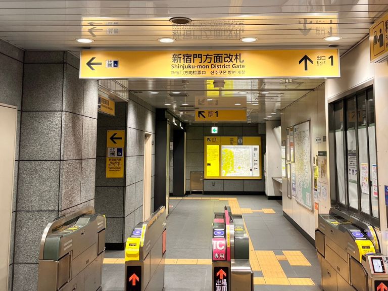 新宿御苑前駅の１番出口より外に出ていただくと徒歩1分のところにあります。