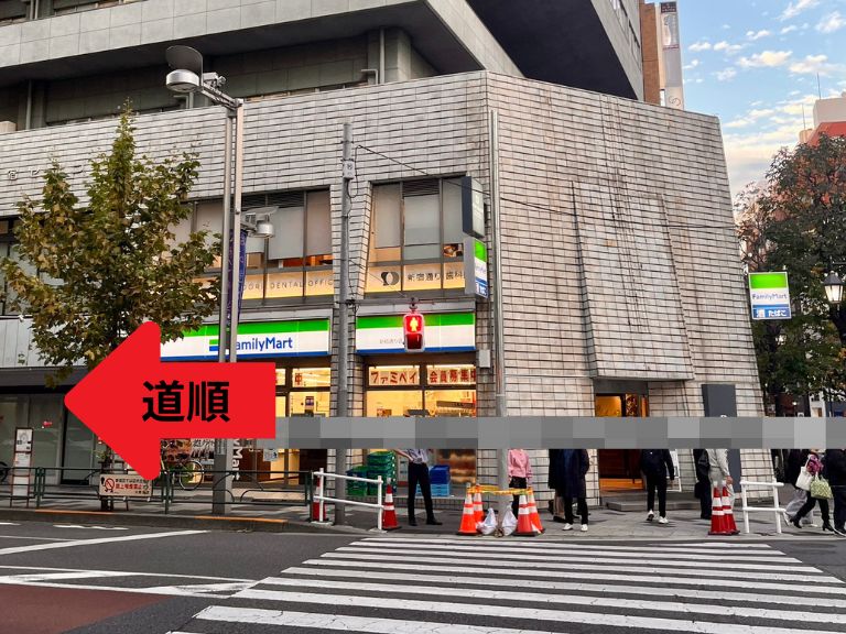 外にでると白い建物（ファミマがある建物）に向かって交差点を進んでいただく。