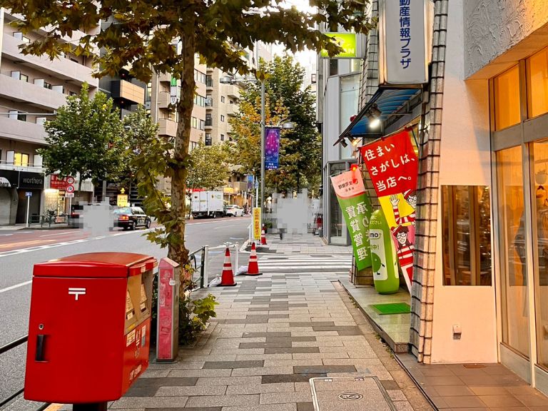 白い建物（ファミマがある建物）を左に向かいます。