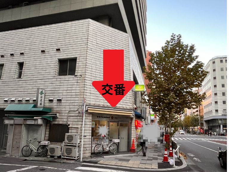 交番があるので、交番の隣のビルがTHE PERSONAL GYM新宿御苑店になります。