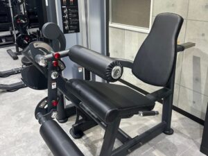 THE PERSONAL GYM (ザ パーソナル ジム)神戸三宮店のレッグエクステンション・カール