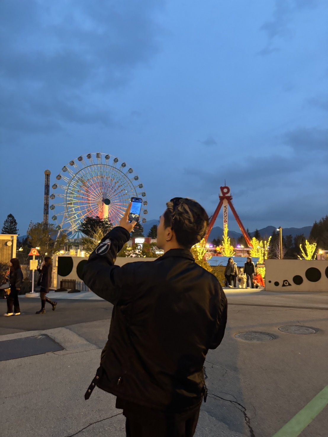 景色を撮っている写真