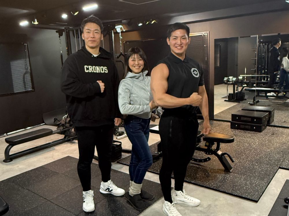 THE PERSONAL GYM門前仲町店で、お客様と萩原トレーナー・小泉トレーナーが並んで笑顔で撮影した３ショット写真。江東区でのパーソナルトレーニングの温かい雰囲気が伝わる一枚。