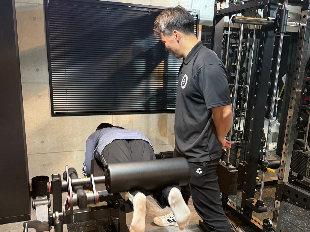 門前仲町エリアのパーソナルジムで、女性のダイエットを目的としたパーソナルトレーニング指導風景