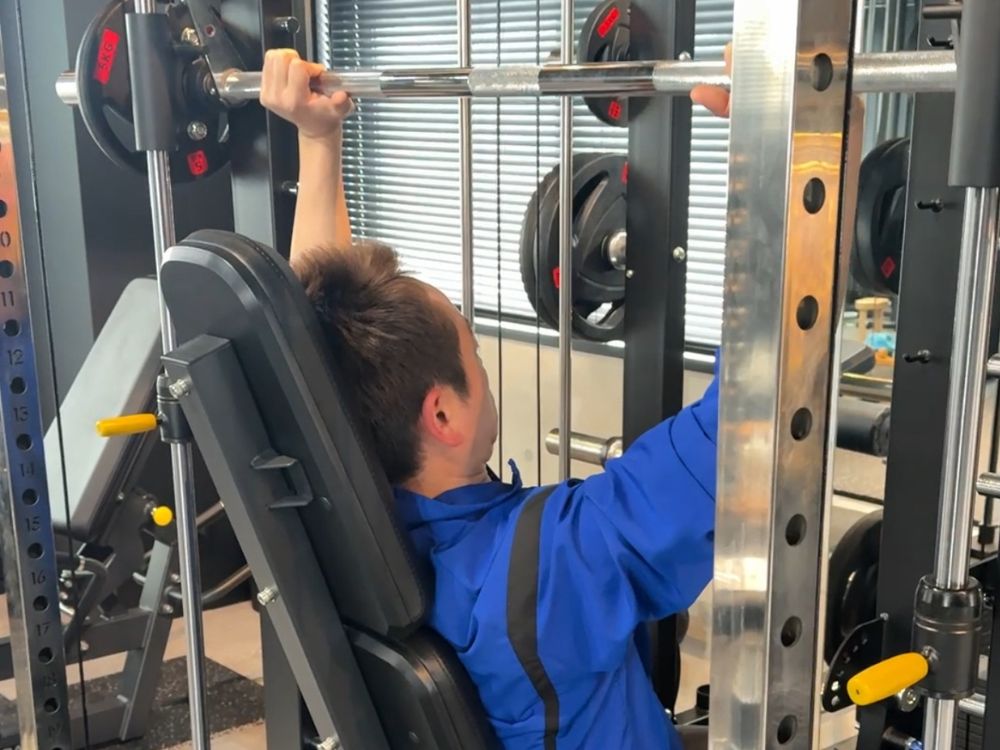 THE PERSONAL GYM門前仲町店で、トレーナーの指導を受けながらトレーニングを行うお客様の様子。フォーム指導と姿勢改善を中心に、江東区で無理なく続けられるダイエットサポートをしている場面。