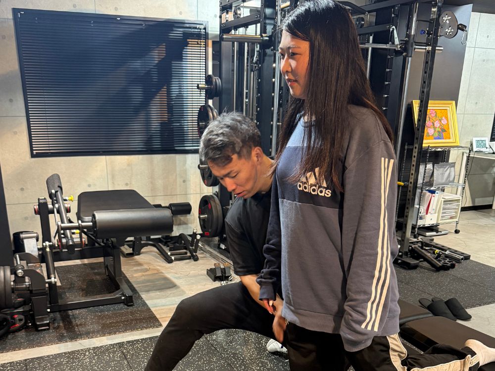 門前仲町のパーソナルジムで、ダイエット目的の女性がパーソナルトレーニングを受けている様子