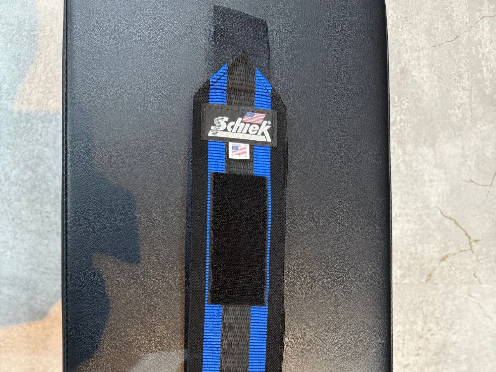 ベンチプレス時のサポートとして、THE PERSONAL GYM門前仲町店で無料貸し出ししているリストラップの写真。