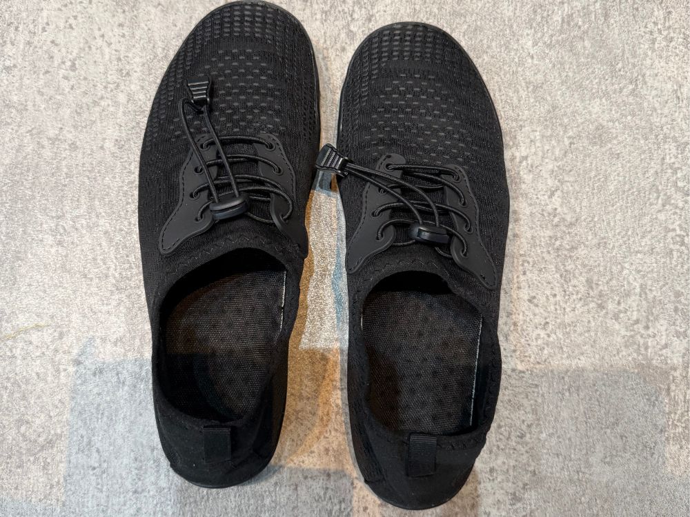 トレーニング時の足元の安定感を意識して、THE PERSONAL GYM門前仲町店で無料貸し出ししているソールの薄い靴の写真。
