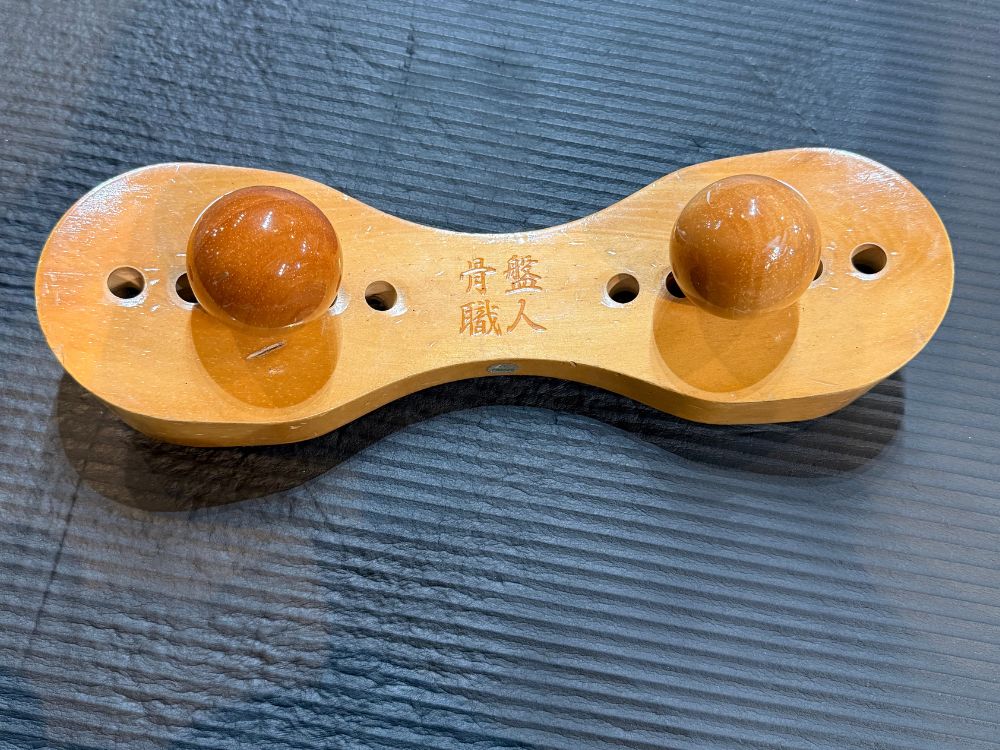 腰回りのコンディショニングを目的に、門前仲町のパーソナルトレーニングジムで使用している骨盤職人の写真。