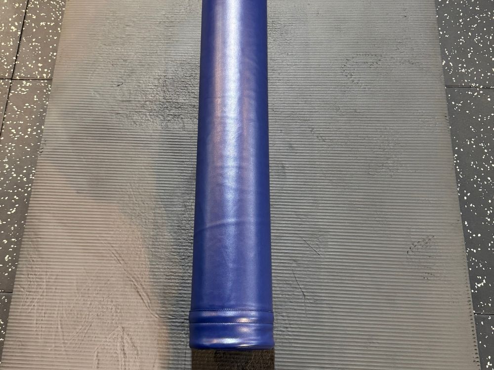 初心者の方が体を整えるために、門前仲町のパーソナルトレーニングジムで使用しているストレッチポールの写真。