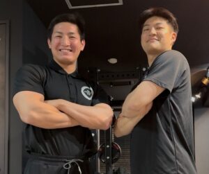 門前仲町のTHE PERSONAL GYM門前仲町店で、小泉トレーナーとお客様が一緒に写っているパーソナルトレーニング後の写真。