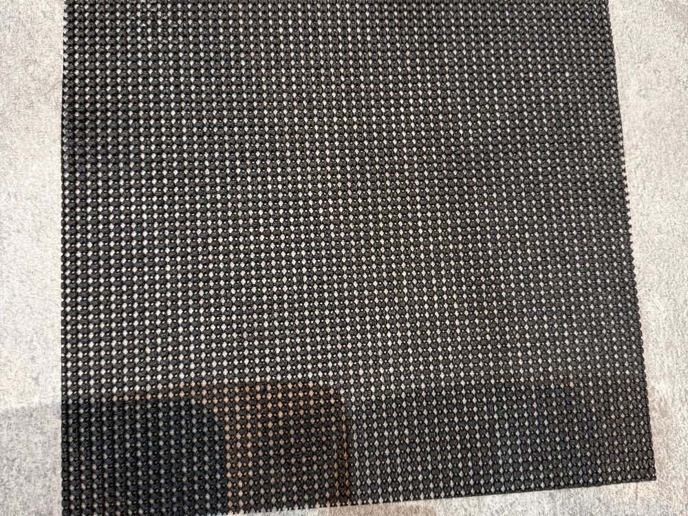 ベンチプレス時の安定性を高めるために、THE PERSONAL GYM門前仲町店で無料貸し出ししている滑り止めシートの写真。