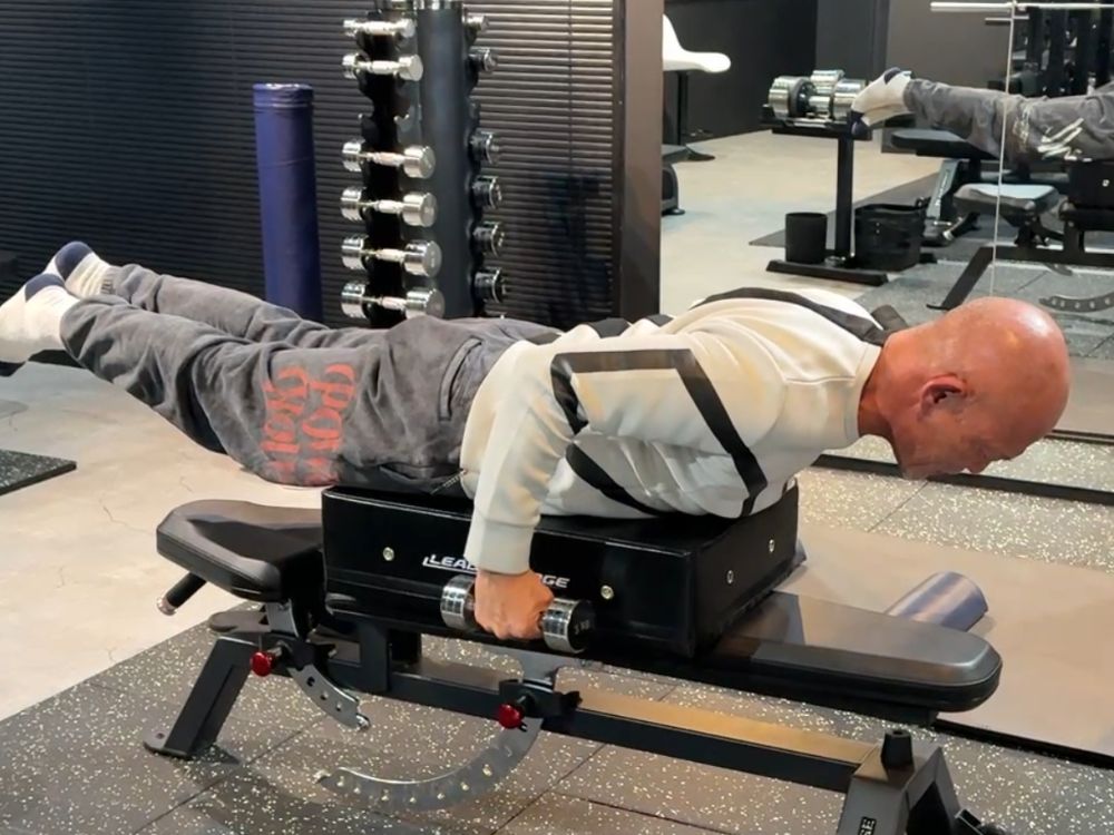 門前仲町エリアのパーソナルジムで、男性のお客様がパーソナルトレーニングを受けている様子