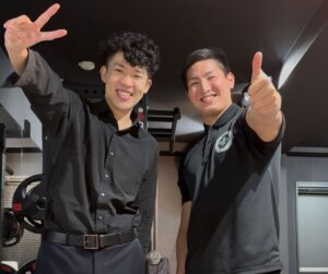 門前仲町でおすすめのパーソナルトレーニング。THE PERSONAL GYM門前仲町店で小泉トレーナーがお客様とトレーニング後にツーショット。