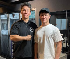門前仲町のパーソナルジムで、男性のお客様と代表トレーナー萩原がツーショットで写っている様子