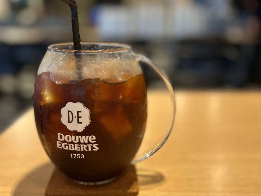 カフェで作業中に飲むブラックコーヒー