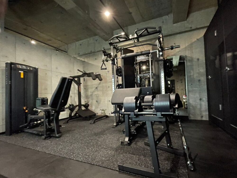 パーソナルジム綾瀬店の内観（メイントレーニングエリア）