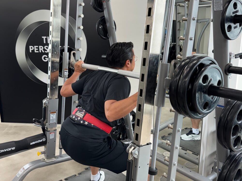 男性がスクワットをしている写真