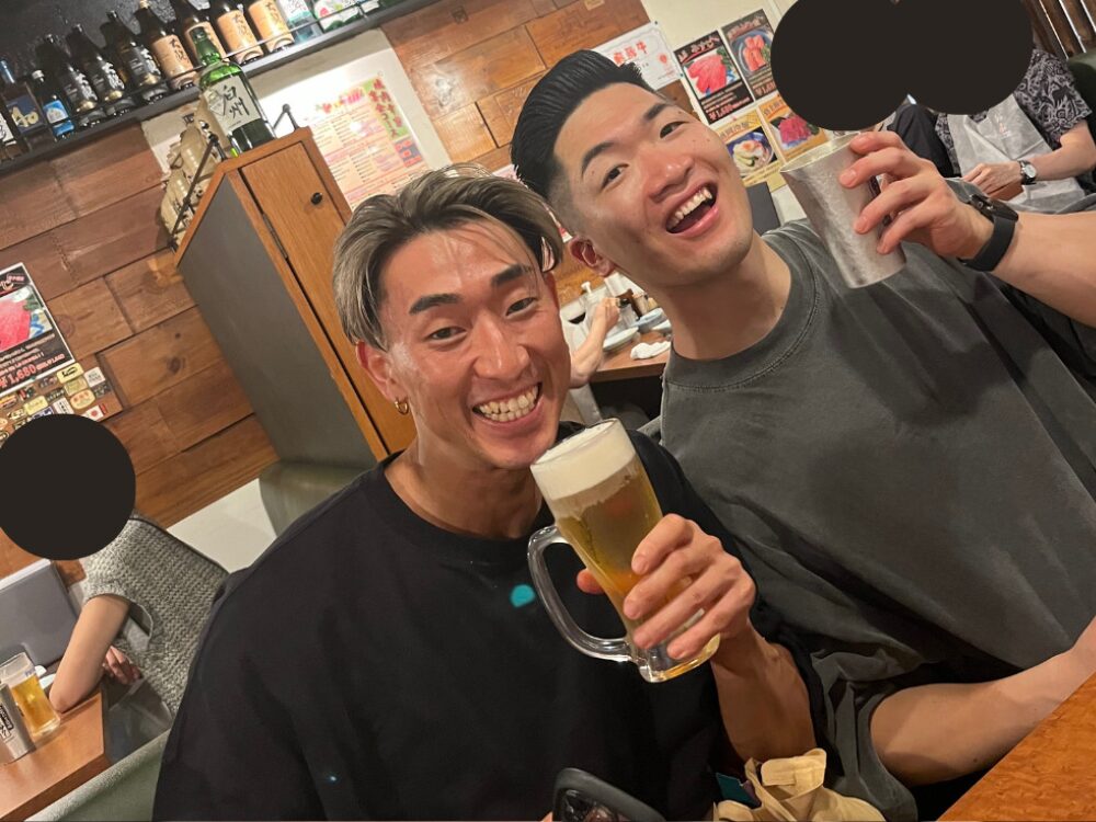 お酒を堪能する田中トレーナーと坂トレーナーの写真