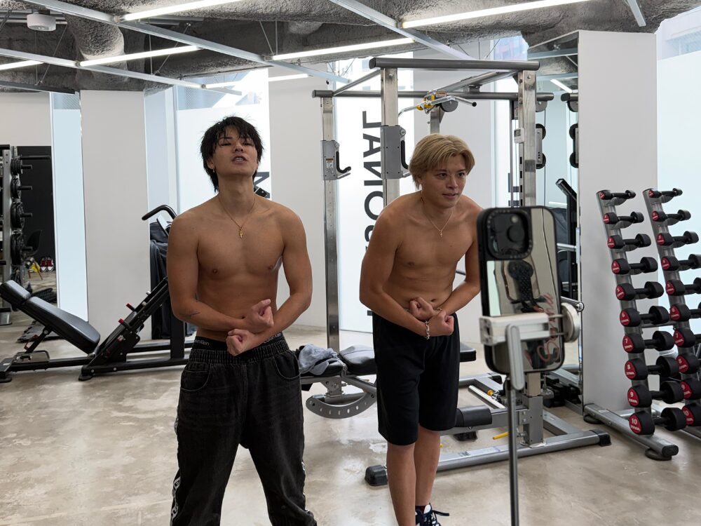 ムキムキの男性2人の写真