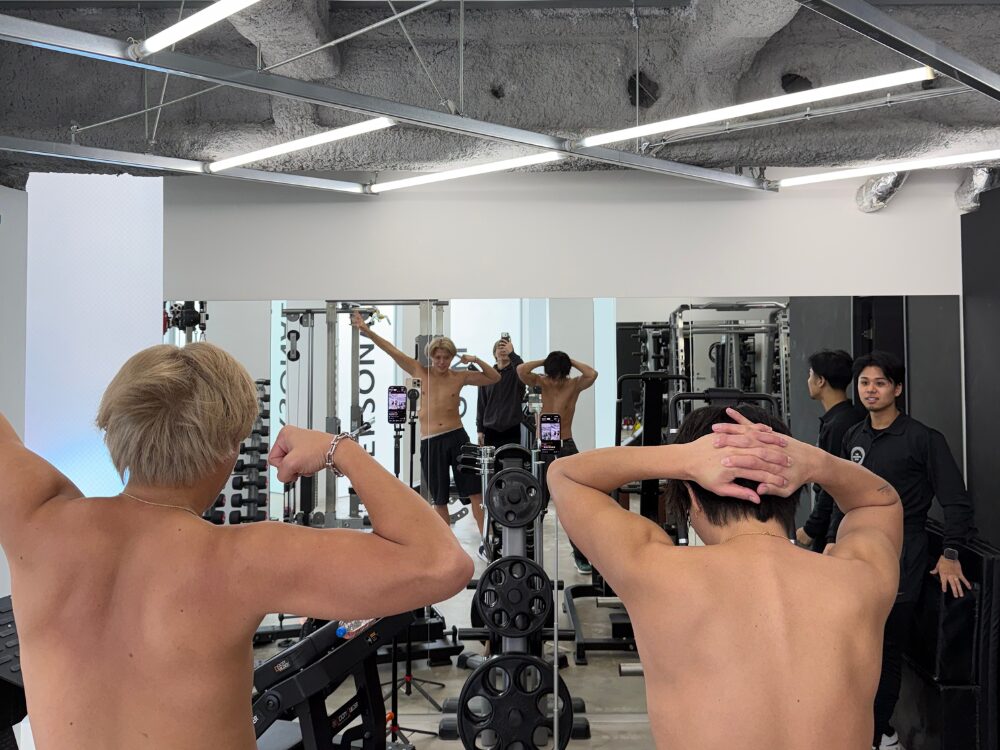 ムキムキな2人男性のお客様の写真