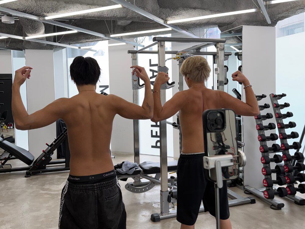 ムキムキな男性2人のお客様の背中写真