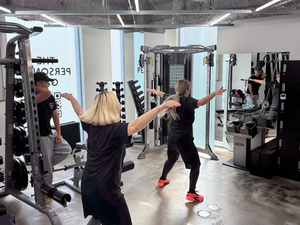 hiitトレーニングをする女性2人のお客様の写真