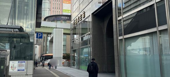 階段を上がったら、直進して右折してください。