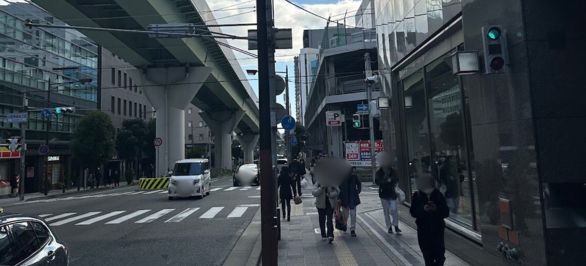 一つ目の信号を左折してください