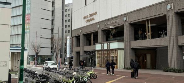 ホテルグランヴィア岡山の前を通るように左に曲がります。