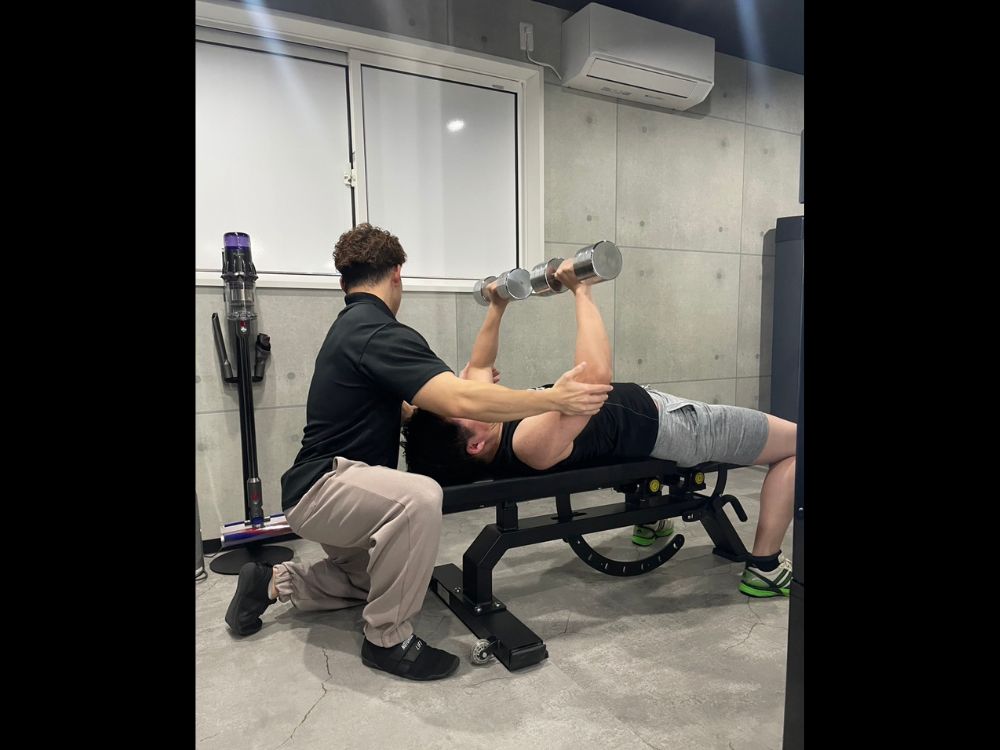 THE PERSONAL GYM大宮店でトレーニングを行う40代男性のセッション風景