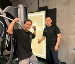 綾瀬にあるパーソナルジム、ザパーソナルジム綾瀬店に通われている男性とトレーナー