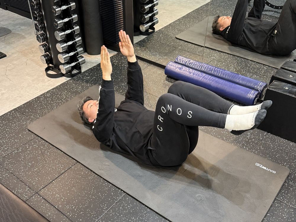 骨盤の角度が整うと、呼吸が深くなり、自律神経が安定しやすくなります。 萩原トレーナーが重心・足運び・体幹の使い方を細かく調整し、日常の疲れをためにくい身体作りをパーソナルトレーニング中に解説している様子。