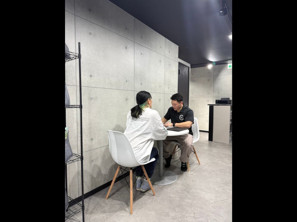 パーソナルジムのカウンセリング風景。生活背景や目標をヒアリングしている様子