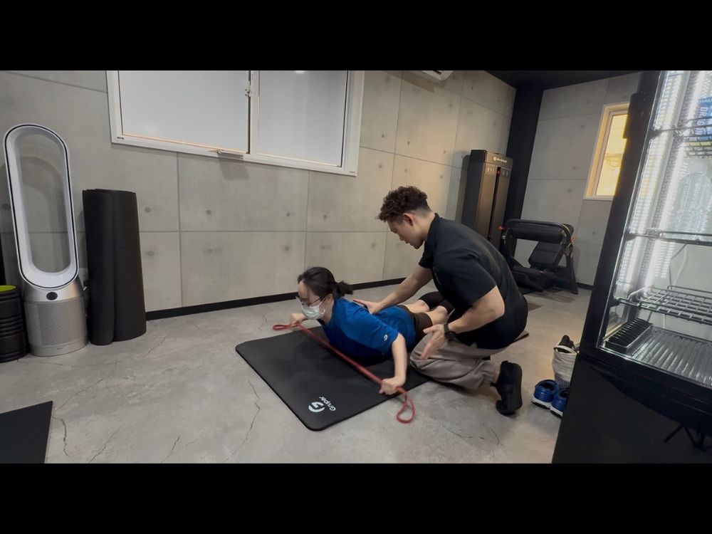 THE PERSONAL GYM大宮店でのトレーニングセッション風景。トレーナーが動作確認を行っている様子