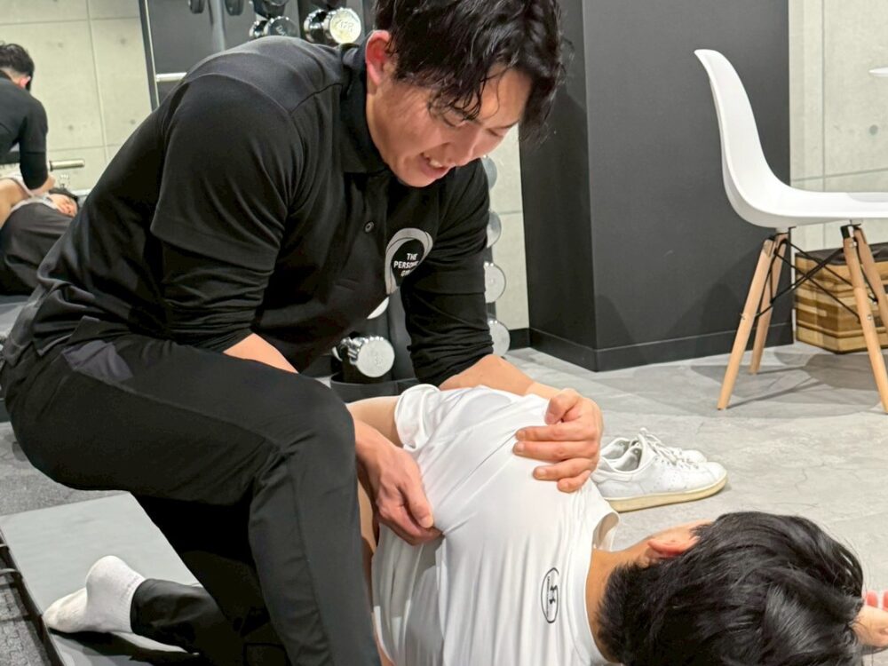徹底的に肩甲骨を動かせる状態にする小西トレーナー