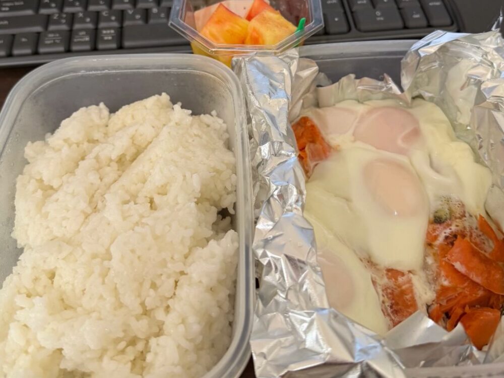 朝ごはんです。この日はお客様にいただいたカットフルーツも添えています