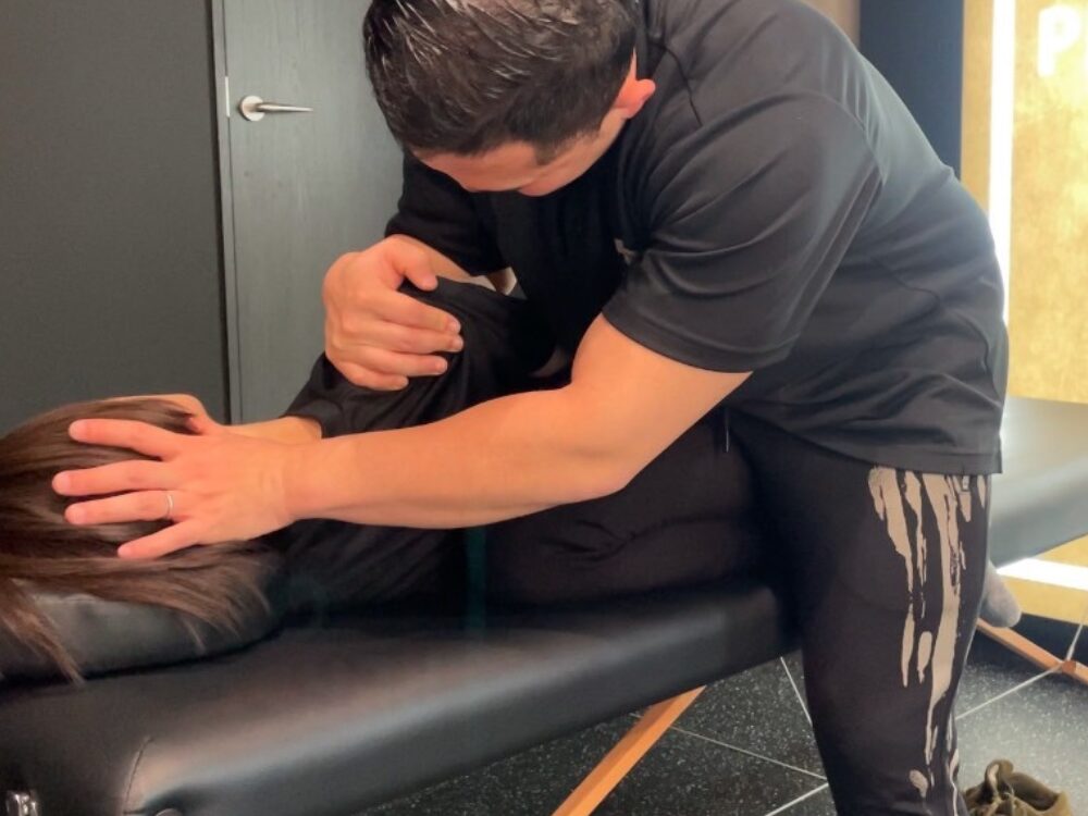 パーソナルジム綾瀬店でストレッチを受けている女性