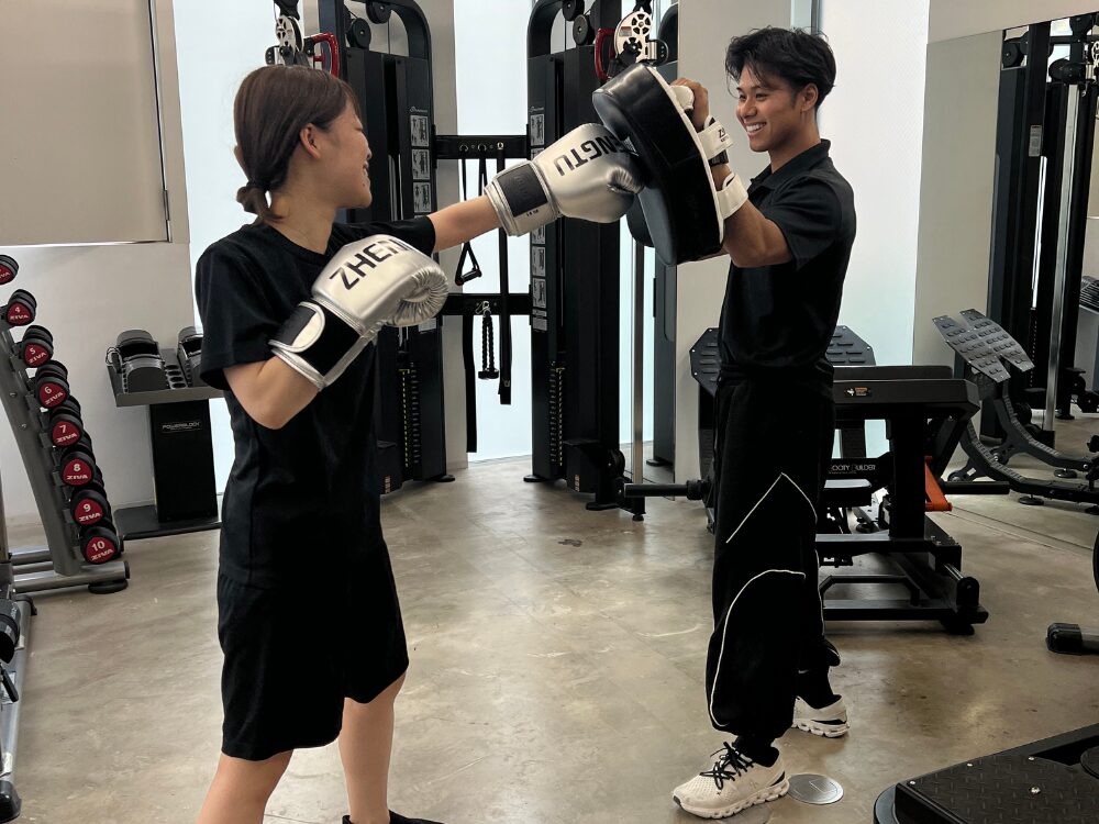 女性のお客様がボクササイズをしている写真