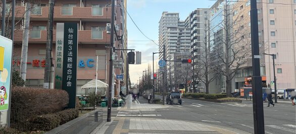 ガソリンスタンド（コスモ）が見えてきたら、信号を渡っていただき右折してください。