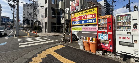 右手にコインパーキング（パルク木町通第2駐車場）を右折してください。