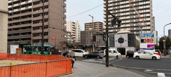 南1番出口から出てすぐの信号を左折して直進します。