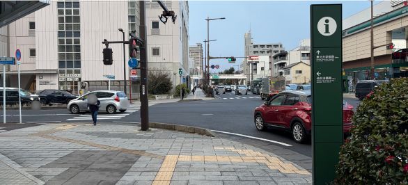 正面に木町通市民センターが見えてきたら、信号を渡っていただき左折してください。