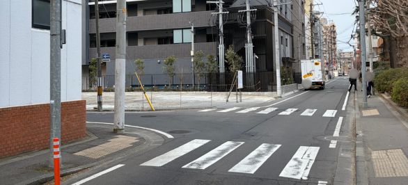 直進後、一つ目の曲がり角を左折して直進してください。