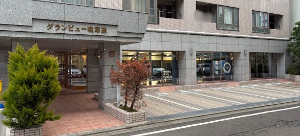 左手にグランビュー晩翠通というマンションが見えてきます。こちらのマンションの
1FがTHE PERSONAL GYM（ザ パーソナルジム）仙台店です。